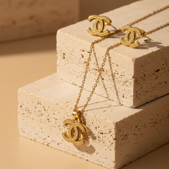 Amaura Radiant Emblem Neckset “Shimmer Icon Glow”