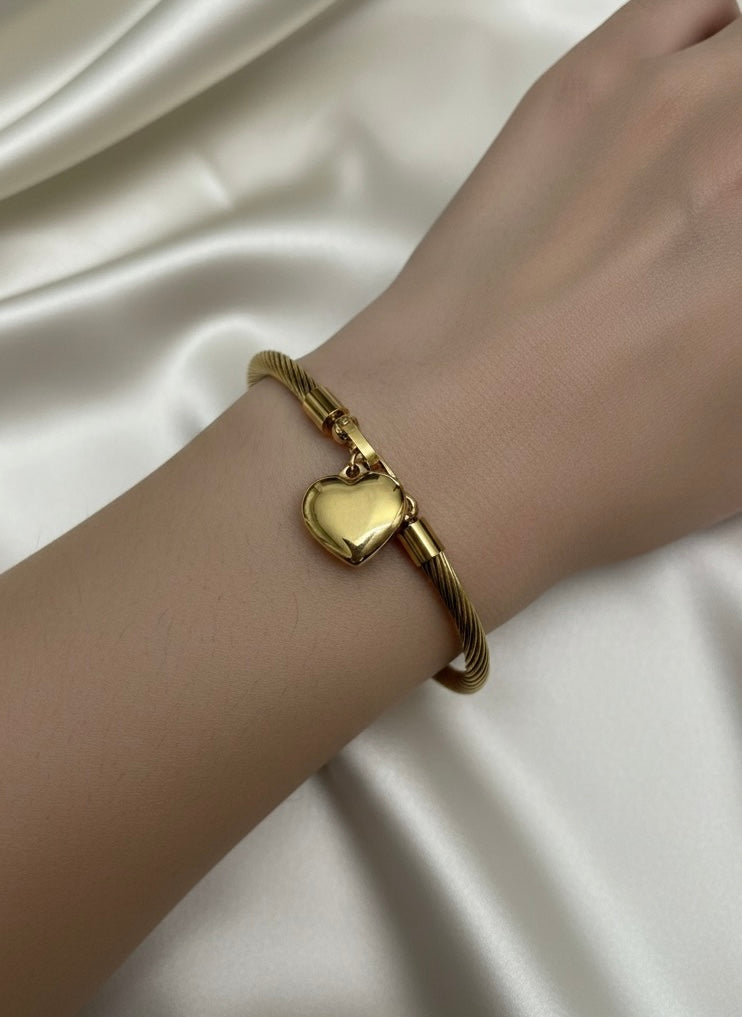 Amaura Heartlock Gold Kada on Hand