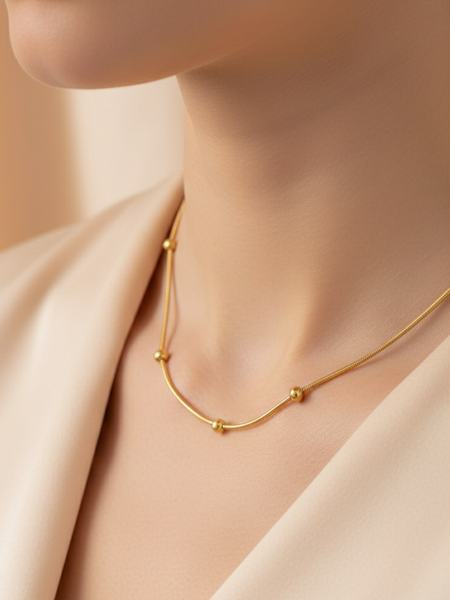 Amaura Minimal Glow Gold Chain With Model