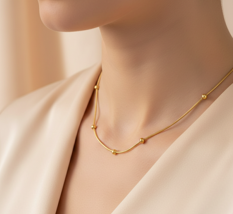 Amaura Minimal Glow Gold Chain With Model