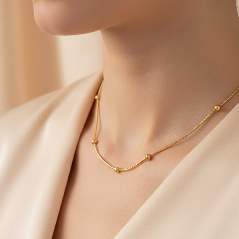 Amaura Minimal Glow Gold Chain With Model