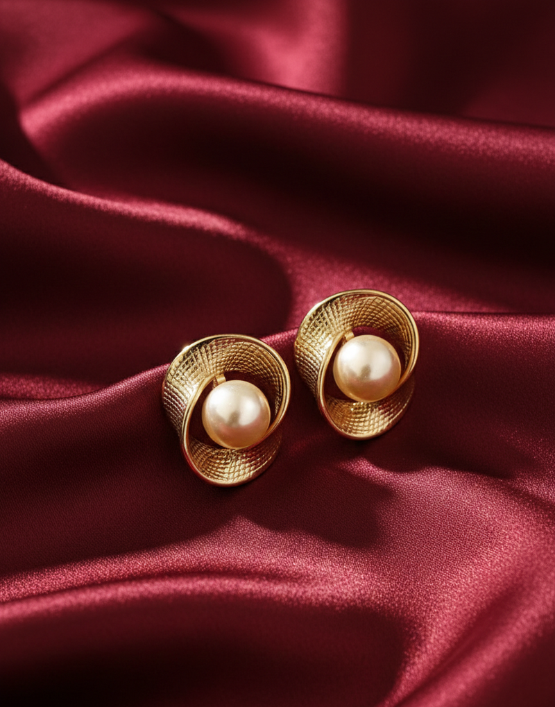 Pearl with golden Stud