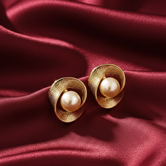 Pearl with golden Stud