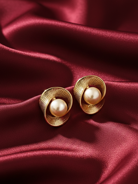 Pearl with golden Stud