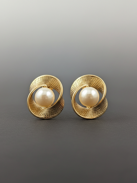 Pearl with golden Stud Earring Image