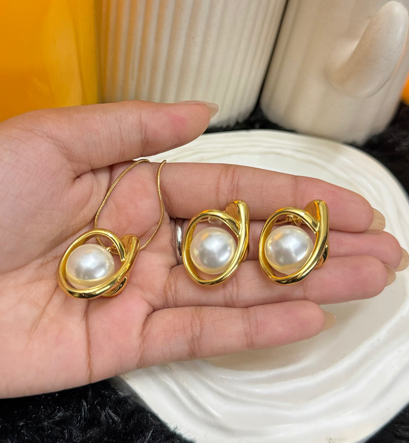 Amaura Pearlescent Gold Luxe Set “Pearl-Infused Gold Beauty”